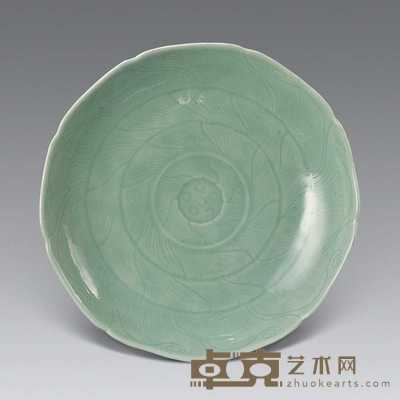 清乾隆 粉青釉刻莲花纹盘 直径33cm